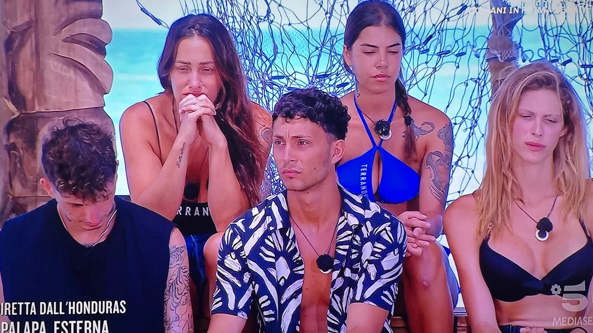 l isola dei famosi due naufraghi si ritirano dal gioco cos è successo