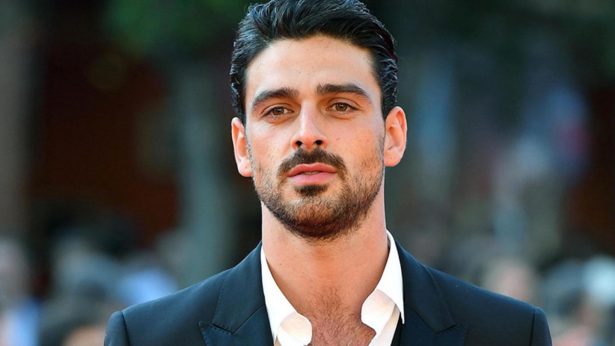 Michele Morrone, caos sui social: prima attacca il cinema italiano, poi cancella e “spiega” Michele Morrone, caos sui social: prima attacca il cinema italiano, poi cancella e “spiega”