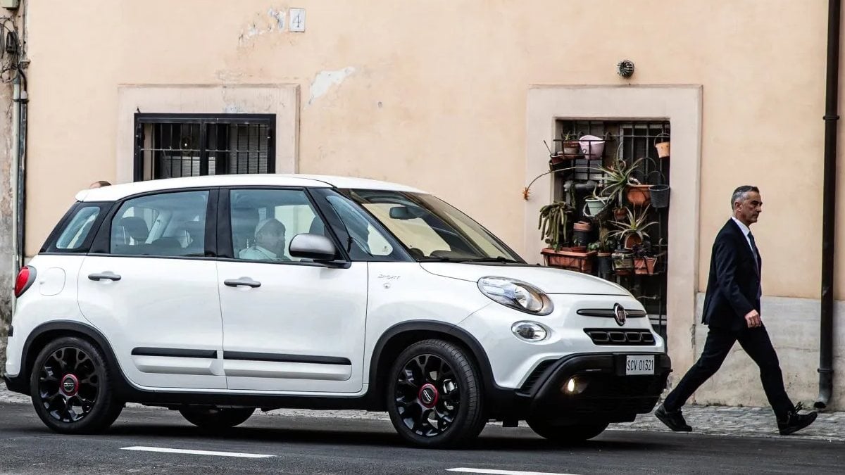 addio alla fiat 500 di bergoglio quale auto sceglierà prevost da Tvzap.it addio alla fiat 500 di bergoglio quale auto sceglierà prevost