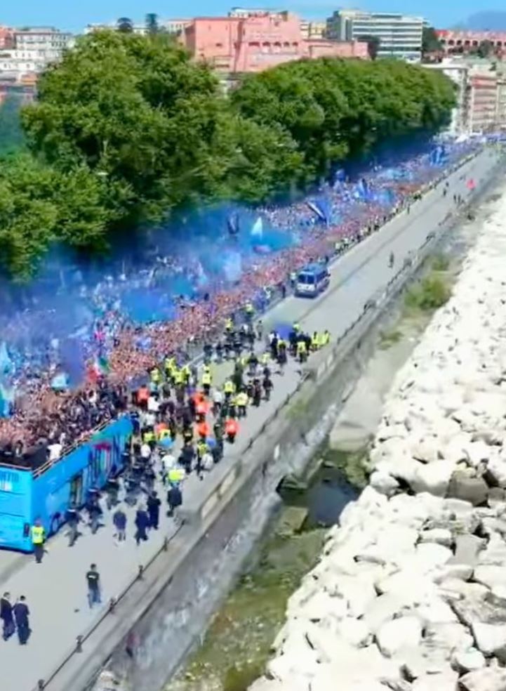 Napoli festeggiamenti sul lungomare per lo scudetto