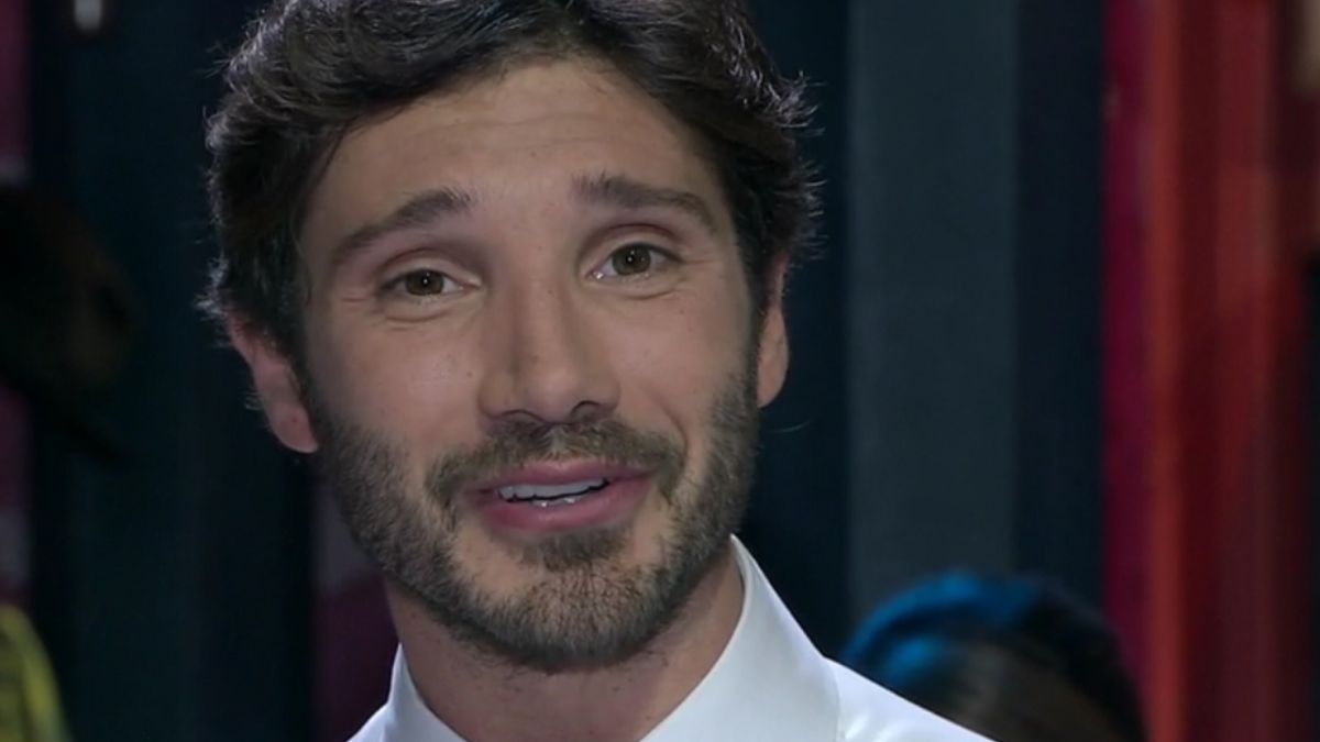 “Dovrebbe ringraziarmi”. Pesante stoccata a Stefano De Martino, il noto volto di Canale 5 rompe il silenzio “Dovrebbe ringraziarmi”. Pesante stoccata a Stefano De Martino, il noto volto di Canale 5 rompe il silenzio