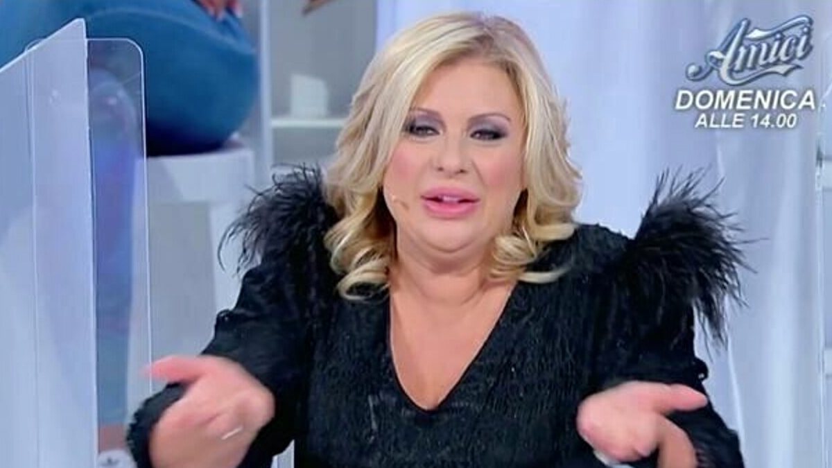 “Viscido, scarafaggio!”. “Uomini e Donne”, Tina è una furia con il cavaliere: cosa è successo “Viscido, scarafaggio!”. “Uomini e Donne”, Tina è una furia con il cavaliere: cosa è successo