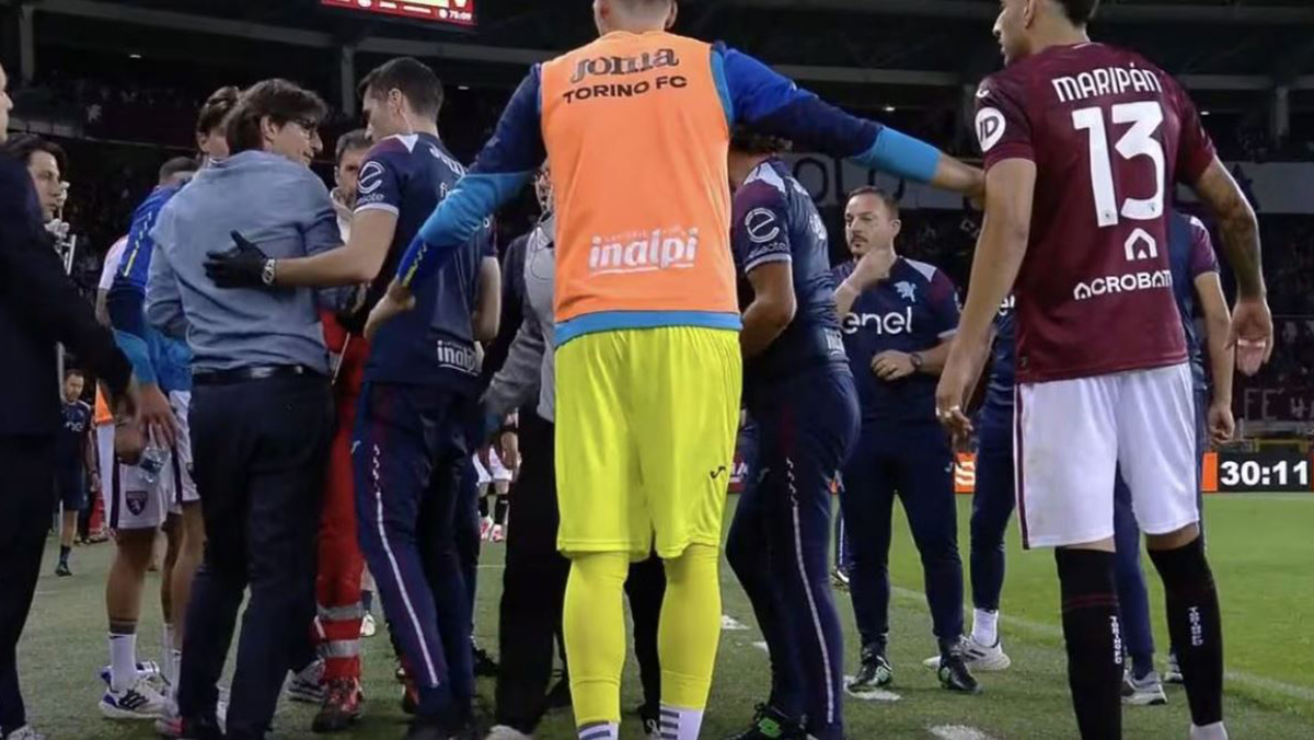 Dramma in serie A, si accascia in campo durante la partita