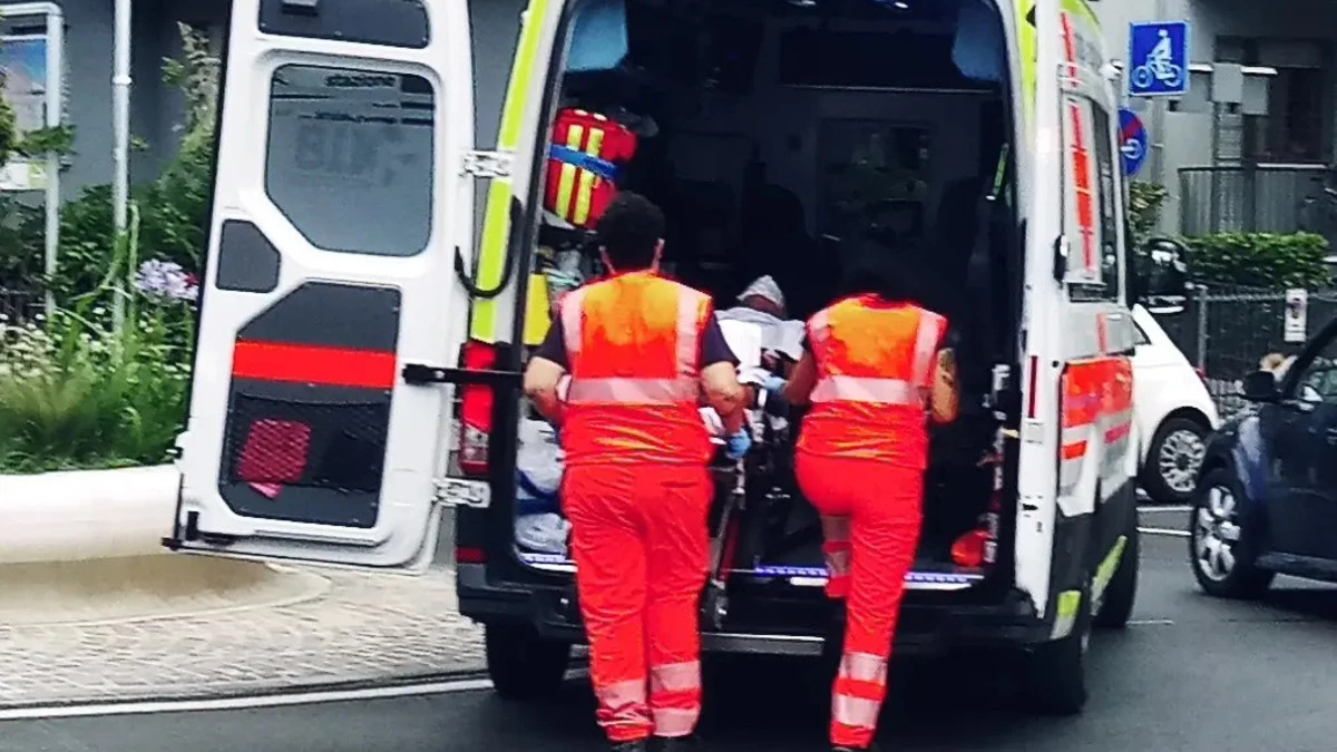 Ragazza di 30 anni buttata a terra e aggredita in pieno centro: la reazione dei passanti Ragazza di 30 anni buttata a terra e aggredita in pieno centro: la reazione dei passanti