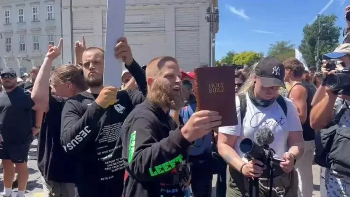 “Hanno bloccato tutto”: caos sul ponte del pride, cosa succede “Hanno bloccato tutto”: caos sul ponte del pride, cosa succede