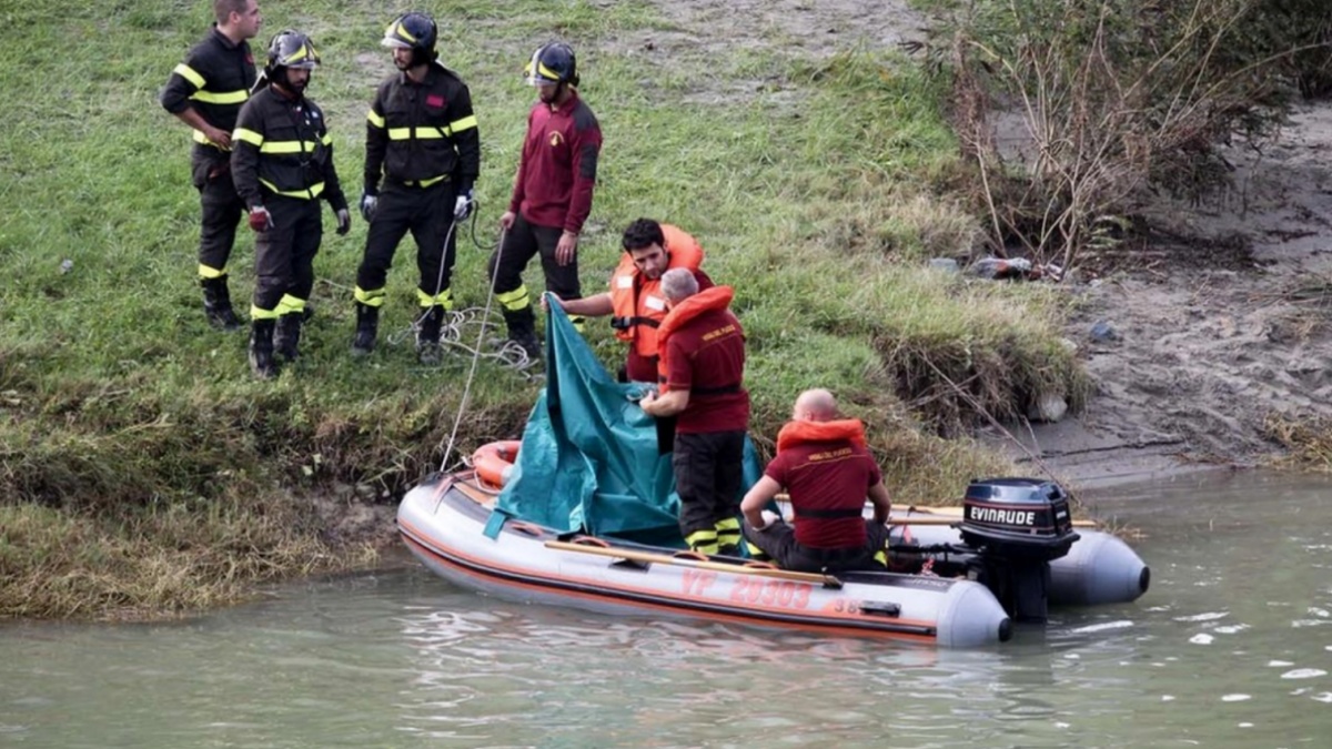 si tuffa nel fiume per il caldo poi la tragedia muore a soli 16 anni
