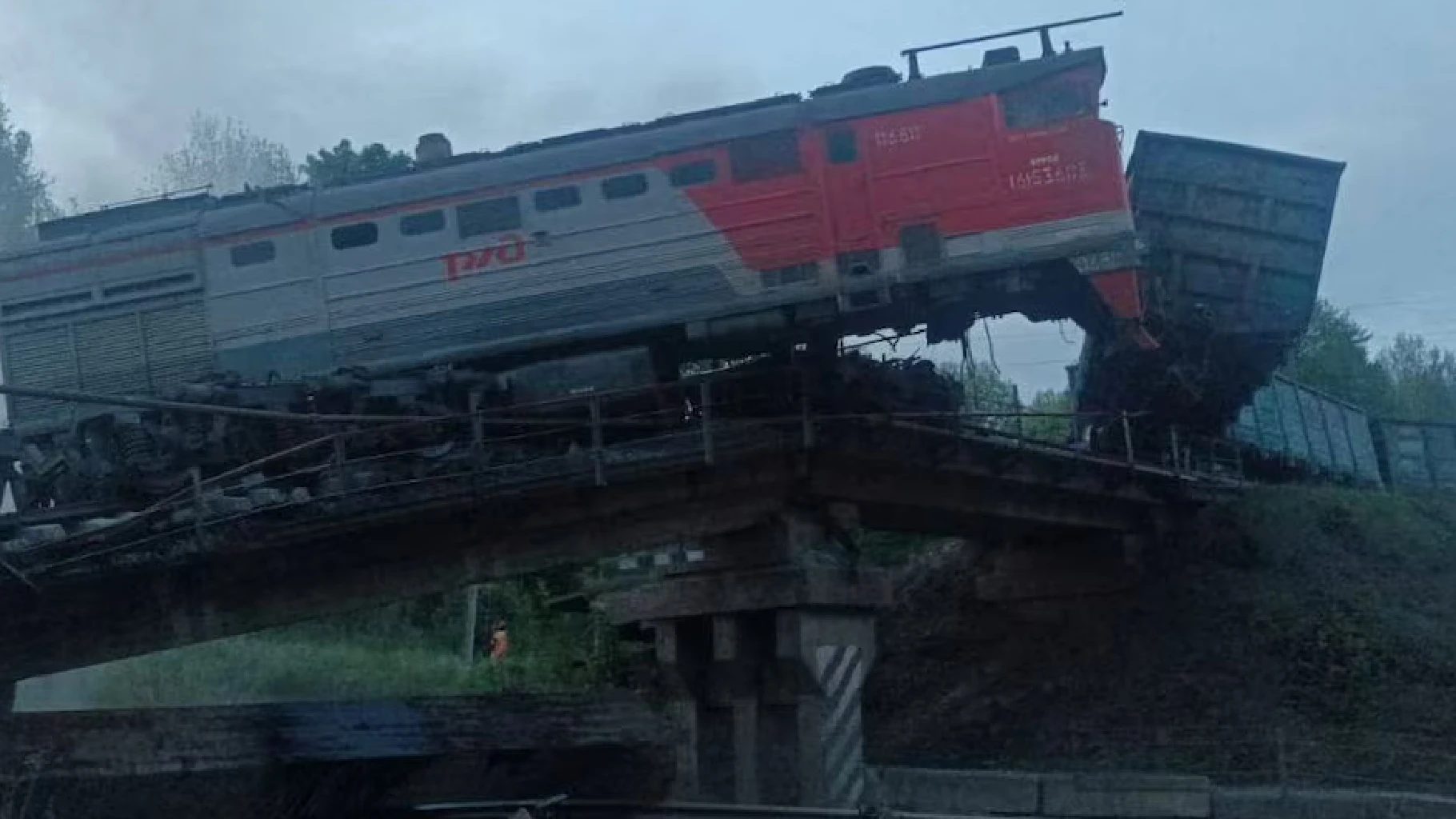 crolla un ponte e deraglia un treno diversi morti da Tvzap.it crolla un ponte e deraglia un treno diversi morti