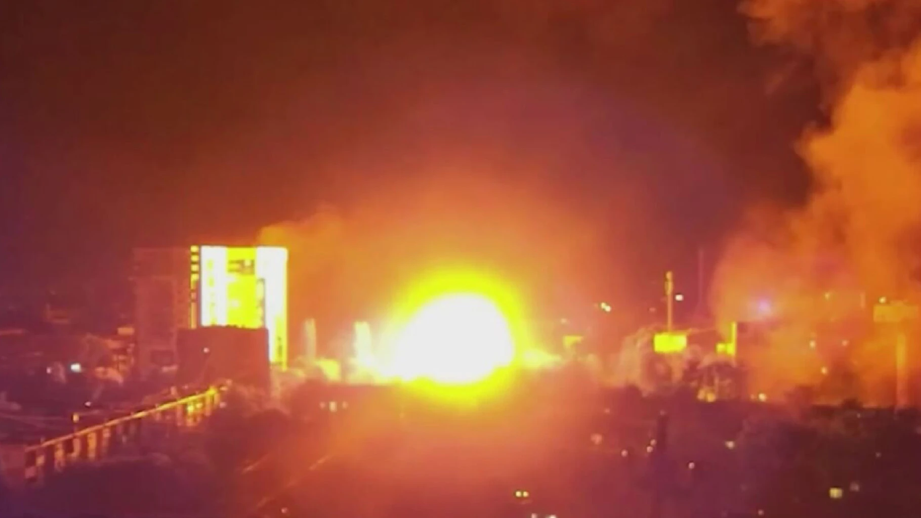 Notte di bombardamenti a Kharkiv, l’accusa di Trump: “Hanno dato a Putin una ragione per colpire” Notte di bombardamenti a Kharkiv, l’accusa di Trump: “Hanno dato a Putin una ragione per colpire”