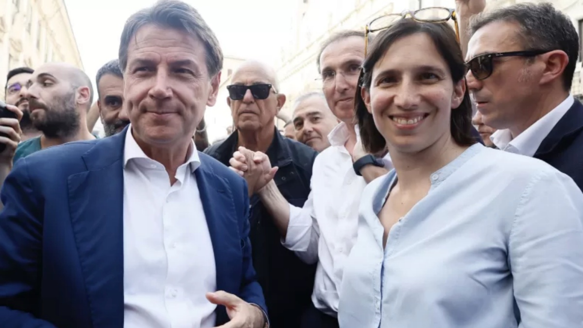 Contestazione in piazza, Conte e Schlein nel mirino: cos’è successo