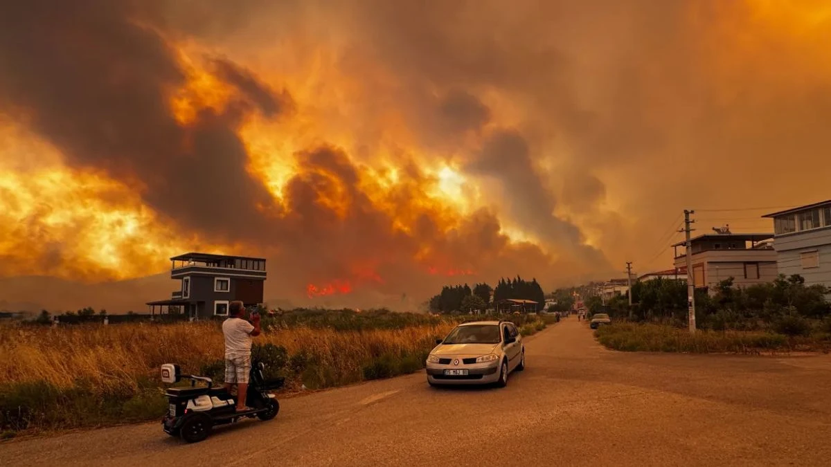 Incendio spaventoso a pochi metri dall’aeroporto in Italia: cos’è successo Incendio spaventoso a pochi metri dall’aeroporto in Italia: cos’è successo