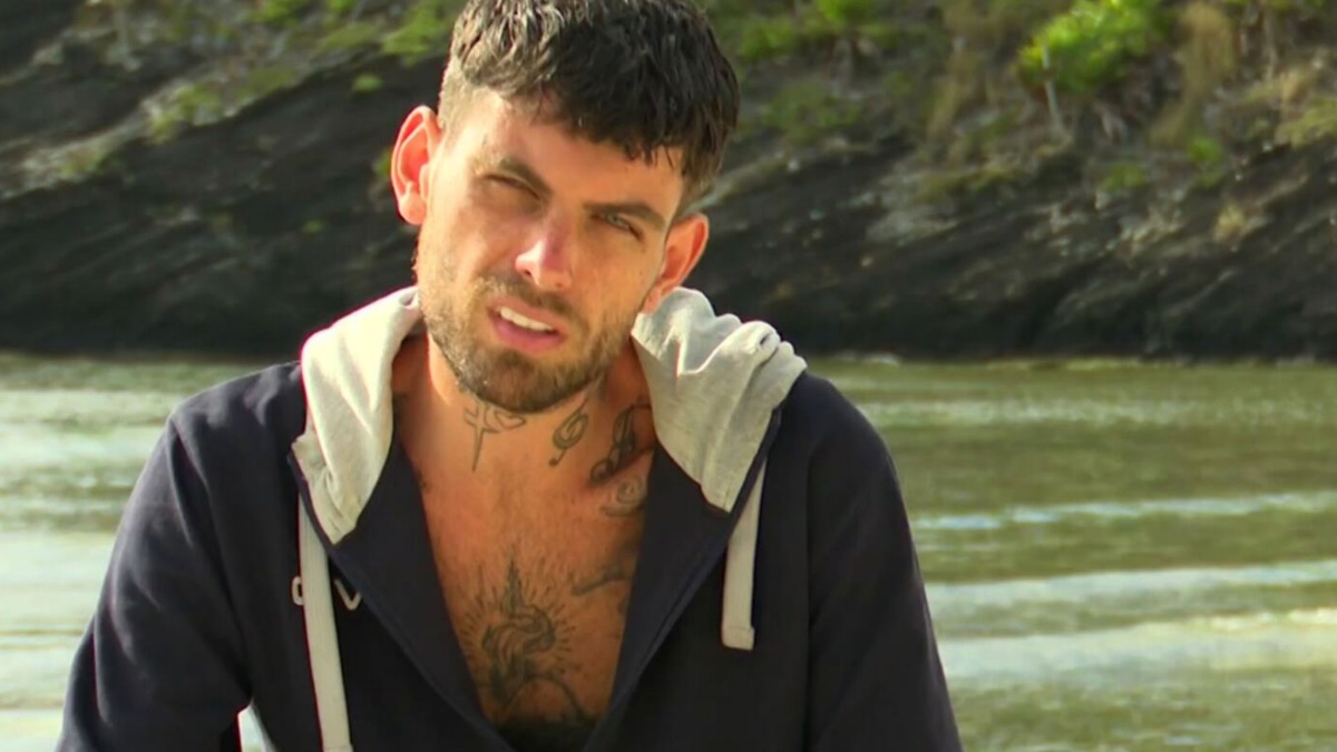 “L’Isola dei Famosi”, Jey Lillo una furia contro il naufrago “L’Isola dei Famosi”, Jey Lillo una furia contro il naufrago