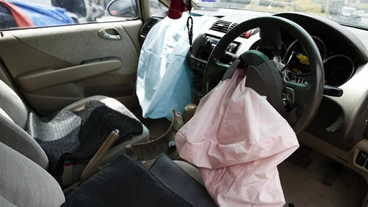Airbag esplode e muore una donna: richiamati milioni di auto Airbag esplode e muore una donna: richiamati milioni di auto
