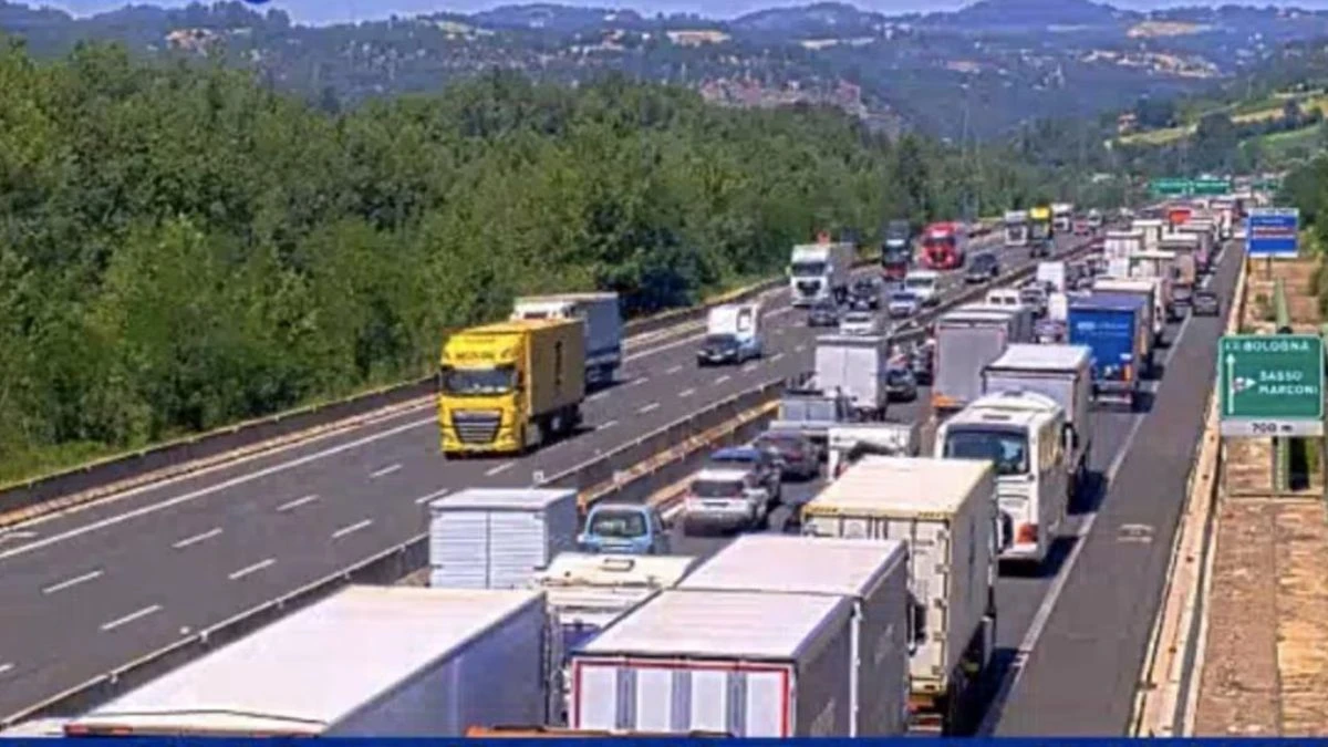 camion si ribalta in autostrada traffico in tilt e code chilometriche