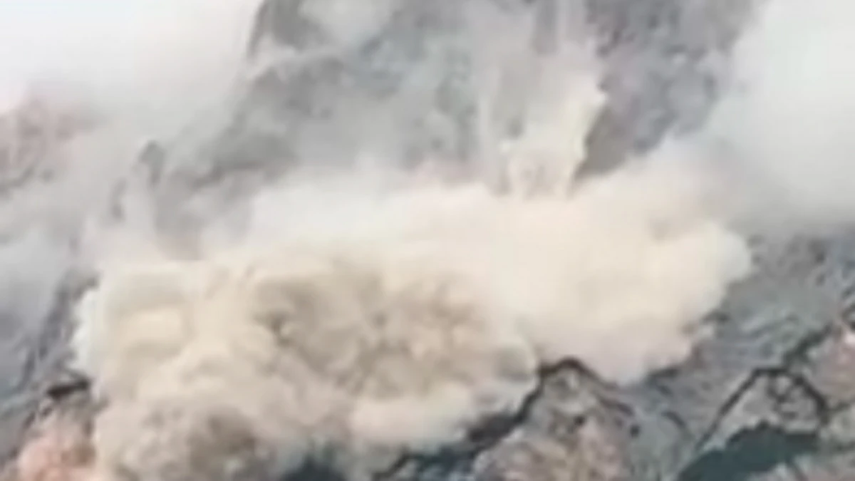 Enorme frana in Italia, crolla la montagna: cos’è successo (VIDEO) Enorme frana in Italia, crolla la montagna: cos’è successo (VIDEO)