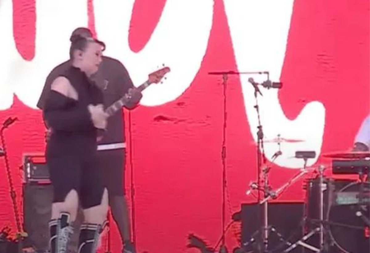 Tensioni durante il concerto, la cantante lascia il palco piangendo: cos’è successo (VIDEO) Tensioni durante il concerto, la cantante lascia il palco piangendo: cos’è successo (VIDEO)