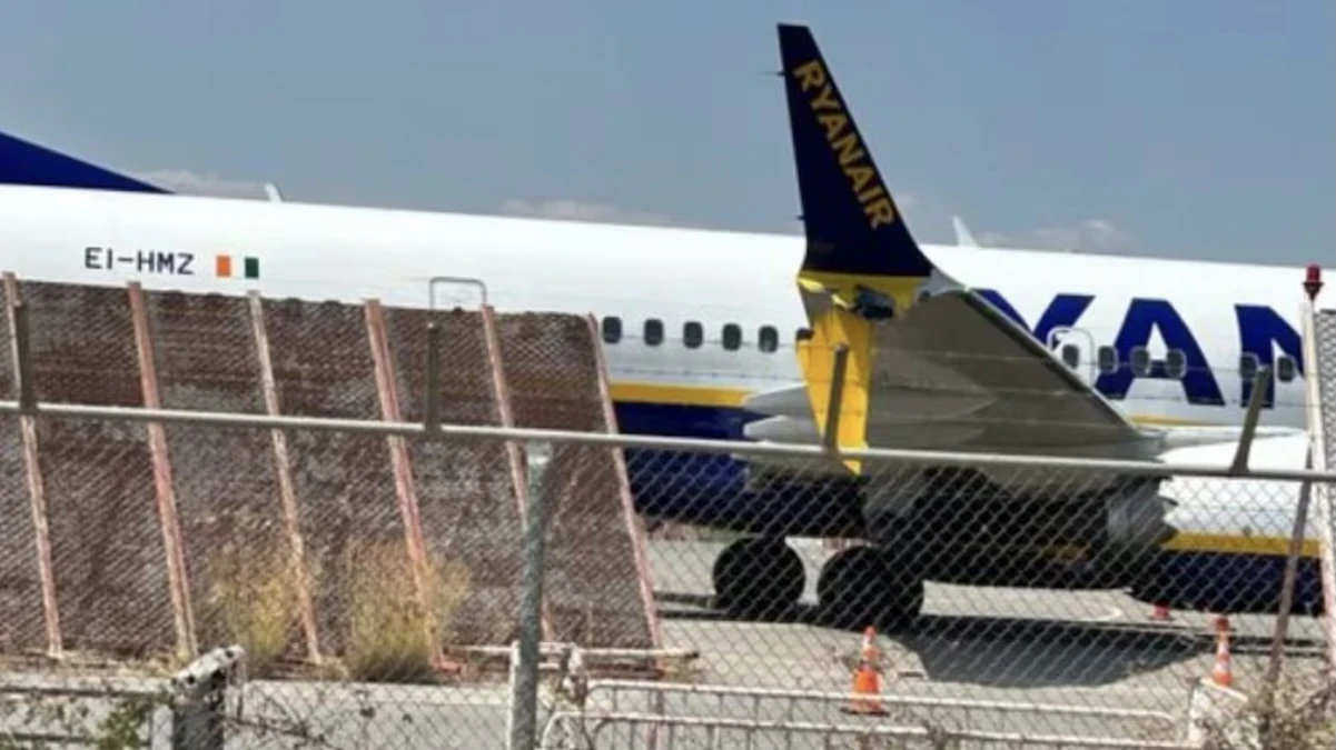 Aereo Ryanair si schianta in fase di atterraggio: urla e caos a bordo Aereo Ryanair si schianta in fase di atterraggio: urla e caos a bordo