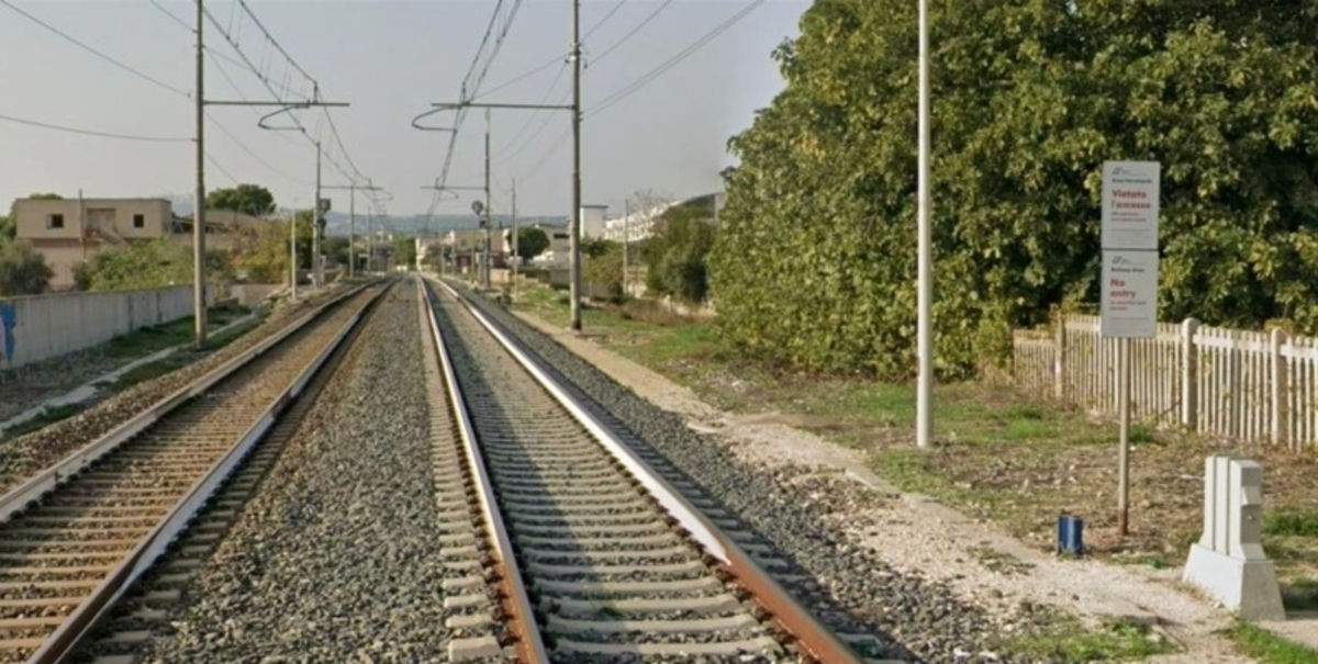 incidente sui binari viene travolto e ucciso dal treno circolazione sospesa