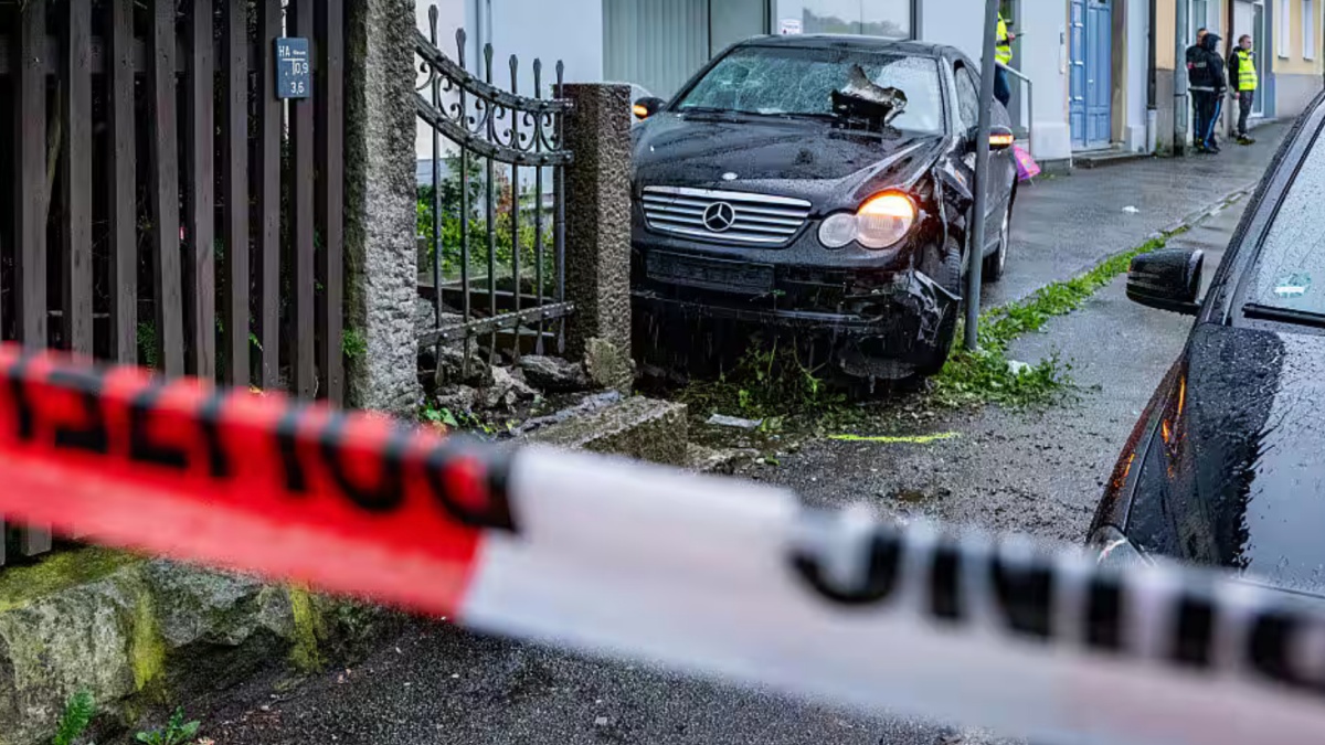 Auto piomba sulla folla, diversi feriti Auto piomba sulla folla, diversi feriti