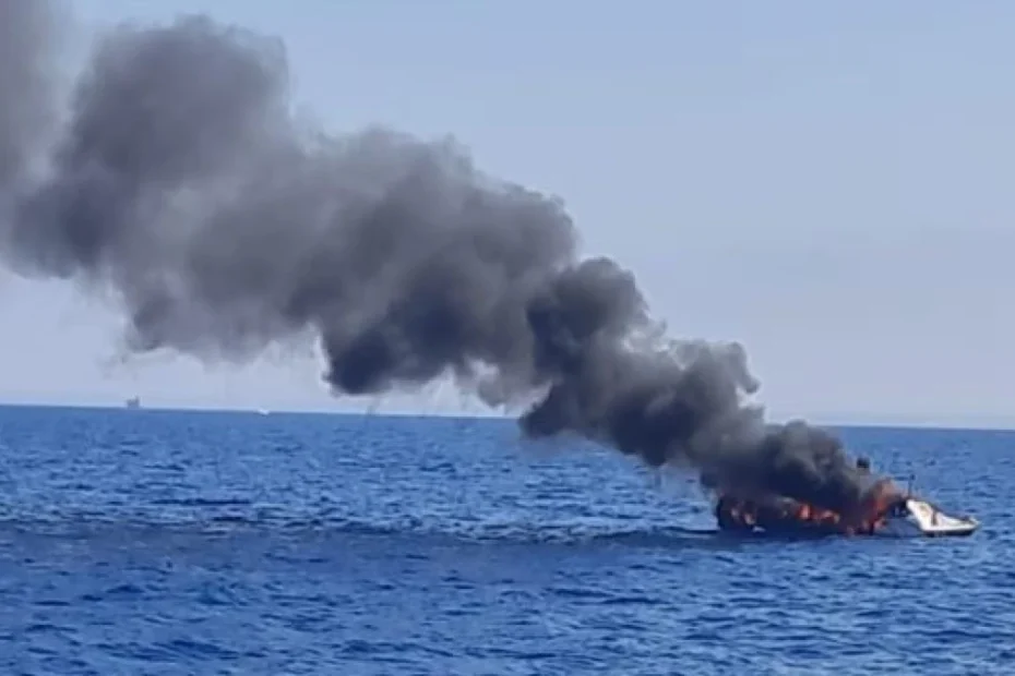barca in fiamme