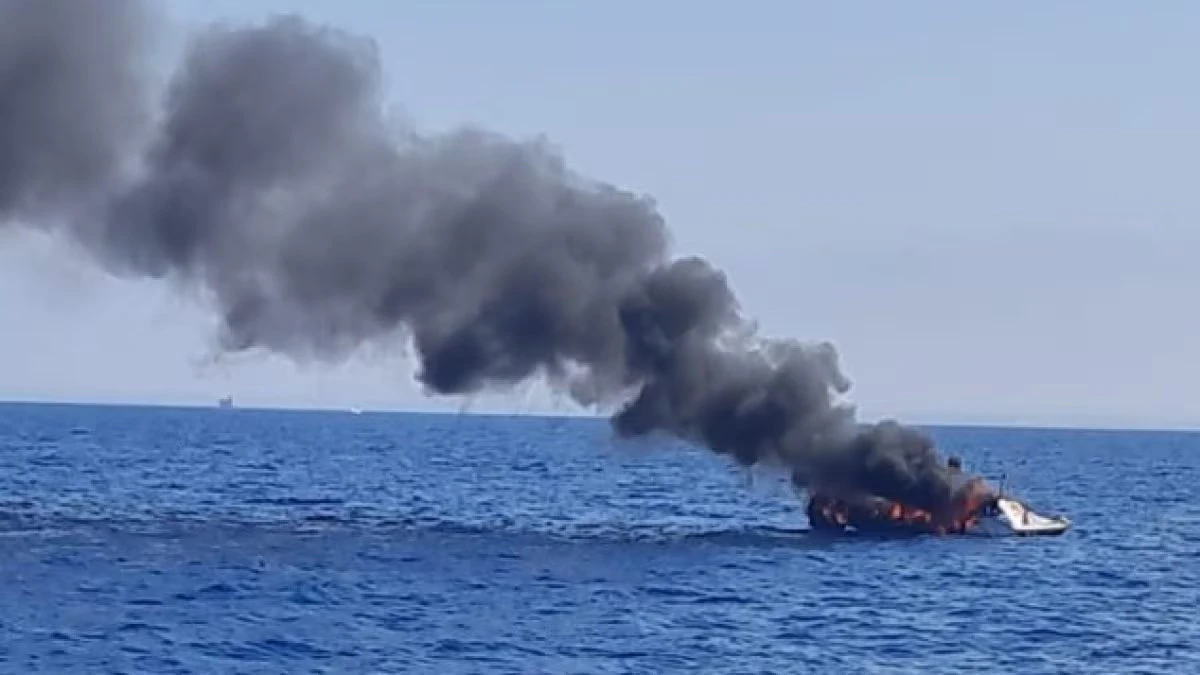 urla e panico in mare incendio divora la barca uomo a bordo cosa 232 successo