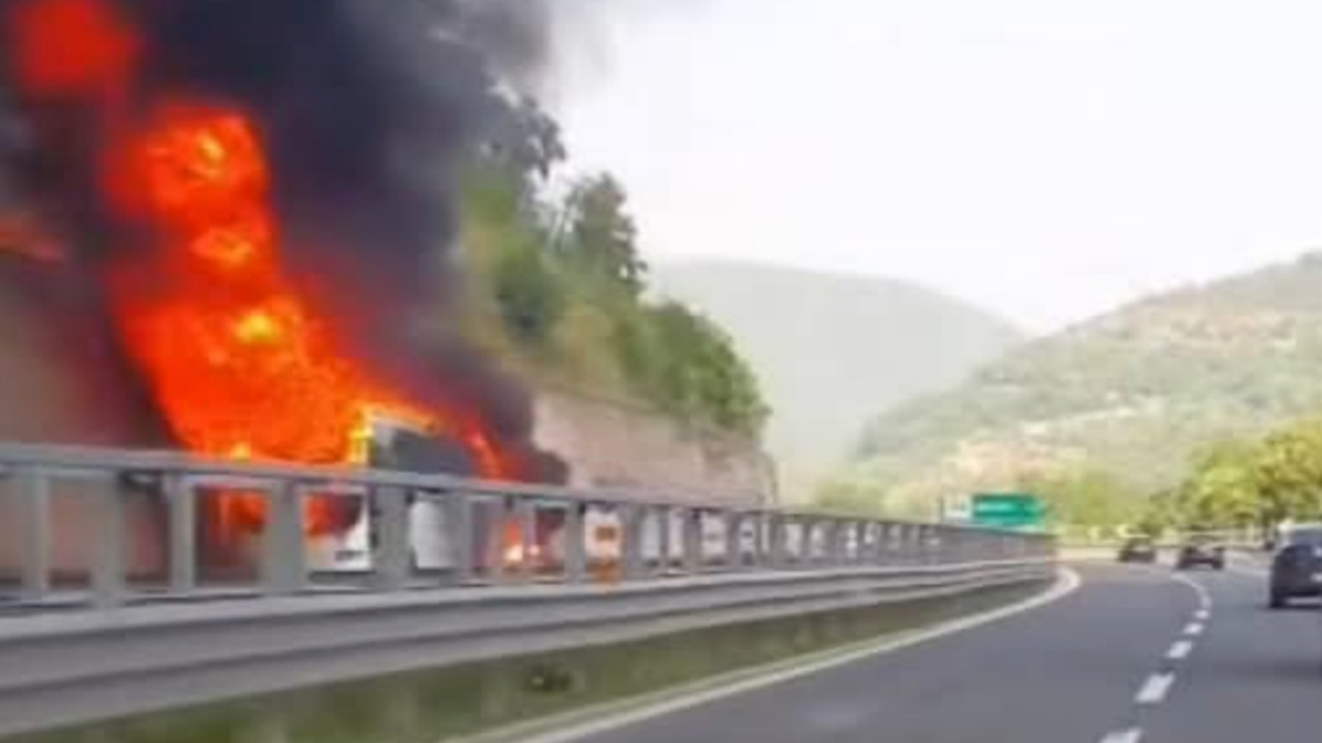 panico in autostrada bus carico di passeggeri va a fuoco il gesto dell8217autista