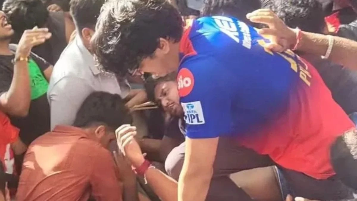 tragedia durante i festeggiamenti a fine partita morti e feriti nella calca