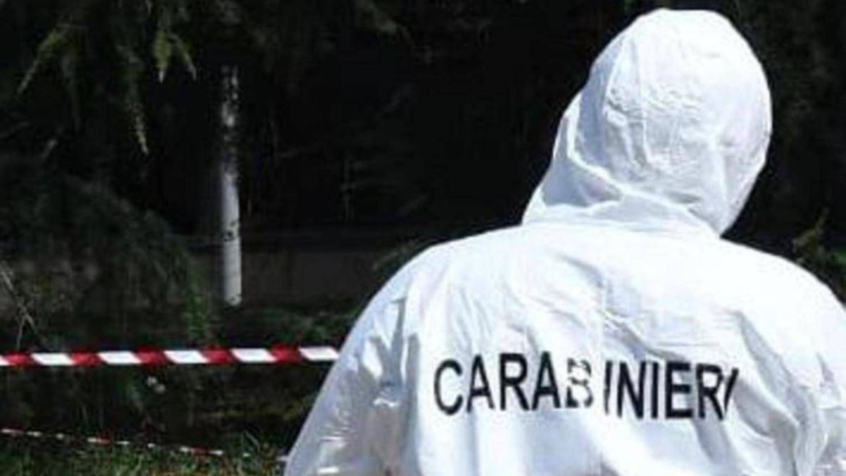 mamma e figlio trovati morti in casa l allarme dei vicini e il terribile sospetto