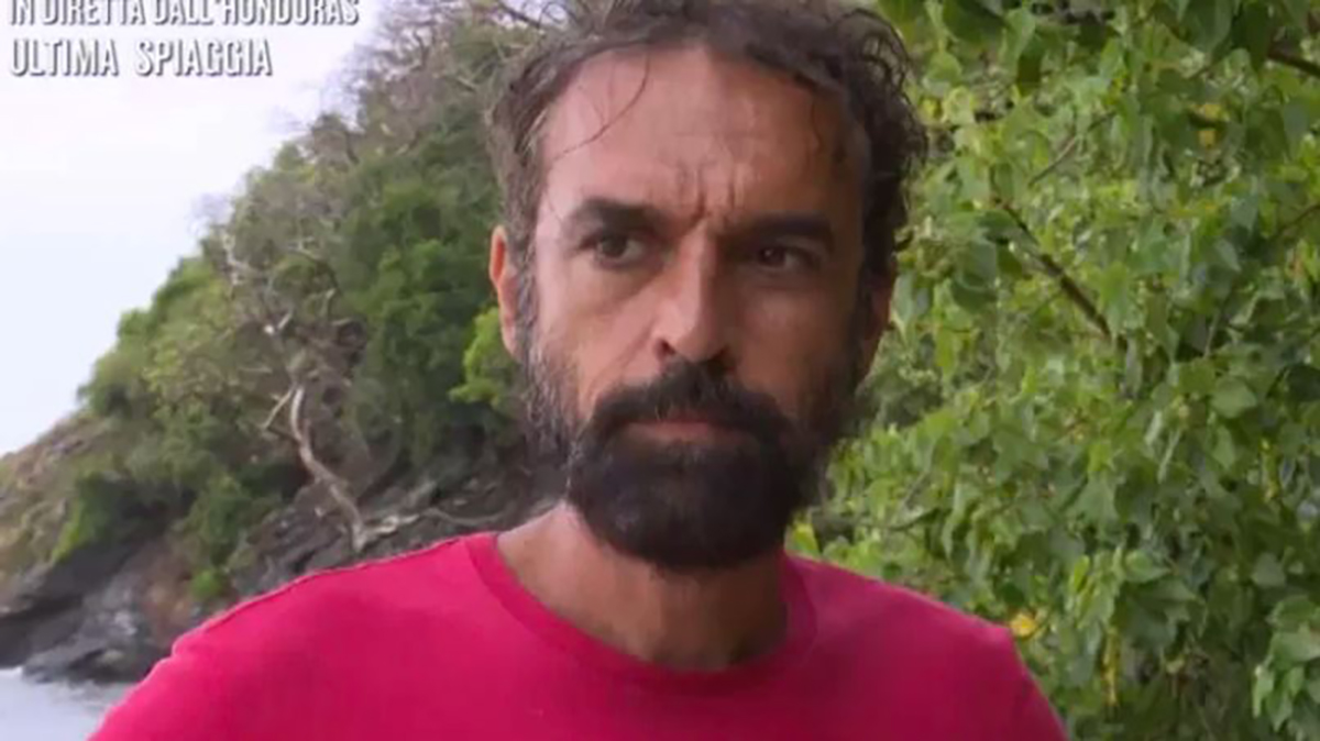 Isola dei Famosi, Dino Giarrusso si scaglia contro il reality: “Scelta indegna”