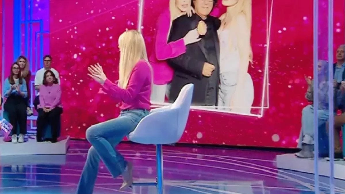 Conduttrice annuncia la chiusura del suo programma in diretta: è polemica Conduttrice annuncia la chiusura del suo programma in diretta: è polemica