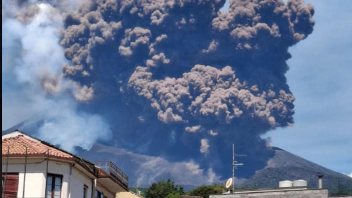 Etna, che paura! Collassa il cratere sudest, nube eruttiva alta chilometri: la situazione Etna, che paura! Collassa il cratere sudest, nube eruttiva alta chilometri: la situazione