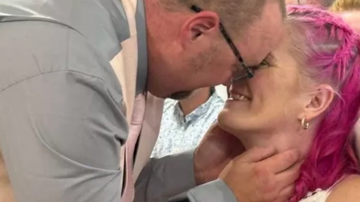 Resta paralizzata a poche settimane dal matrimonio: il gesto di lui fa piangere tutti Resta paralizzata a poche settimane dal matrimonio: il gesto di lui fa piangere tutti