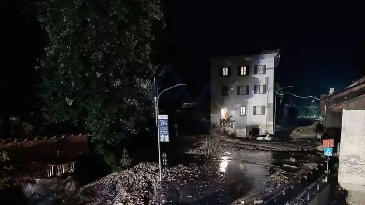 Colata di fango e roccia invade la strada, persone intrappolate nelle case Colata di fango e roccia invade la strada, persone intrappolate nelle case