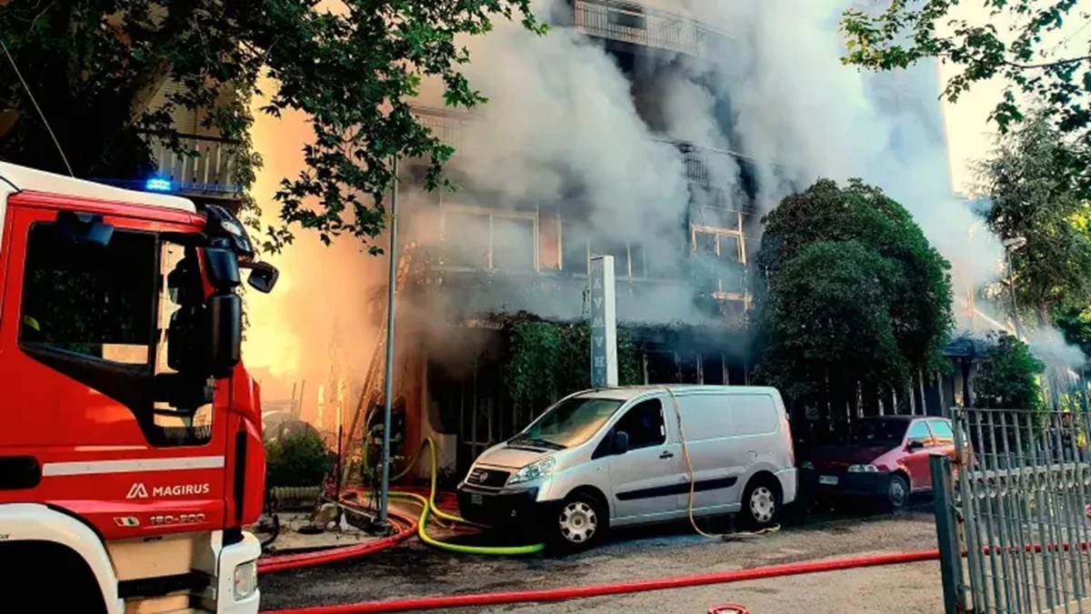 Devastante incendio, brucia hotel della famosa località turistica (VIDEO)