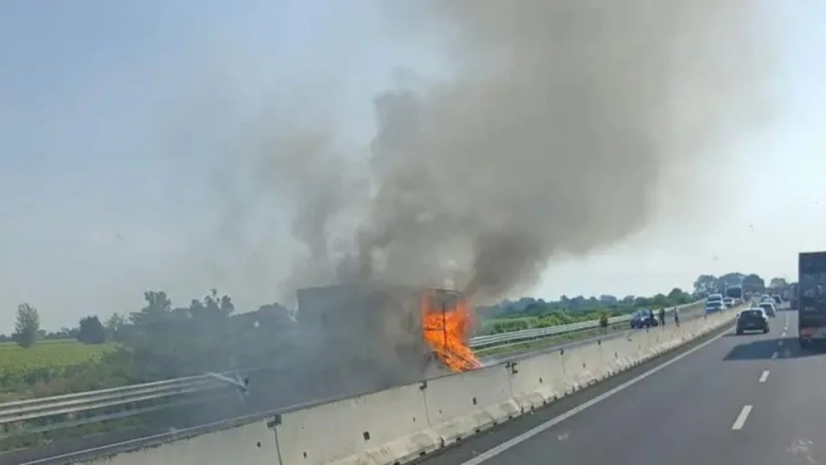 Inferno in autostrada, fiamme altissime e chilometri di coda: cosa è successo Inferno in autostrada, fiamme altissime e chilometri di coda: cosa è successo