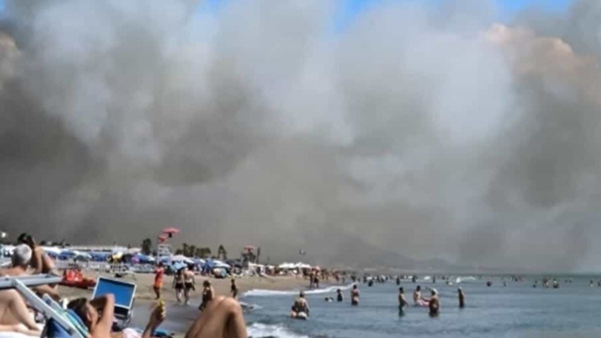 maxi incendio in italia paura tra i bagnanti del lido gente in fuga