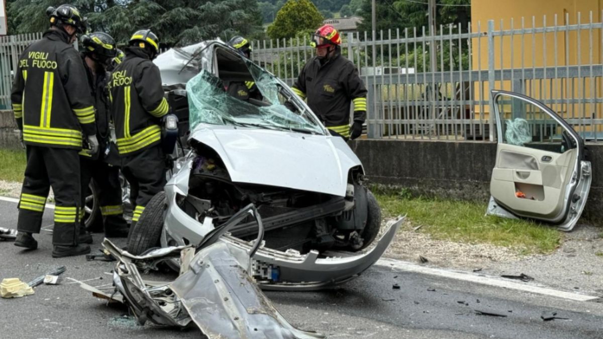 schianto tra auto e camion è tragedia chi muore sul colpo