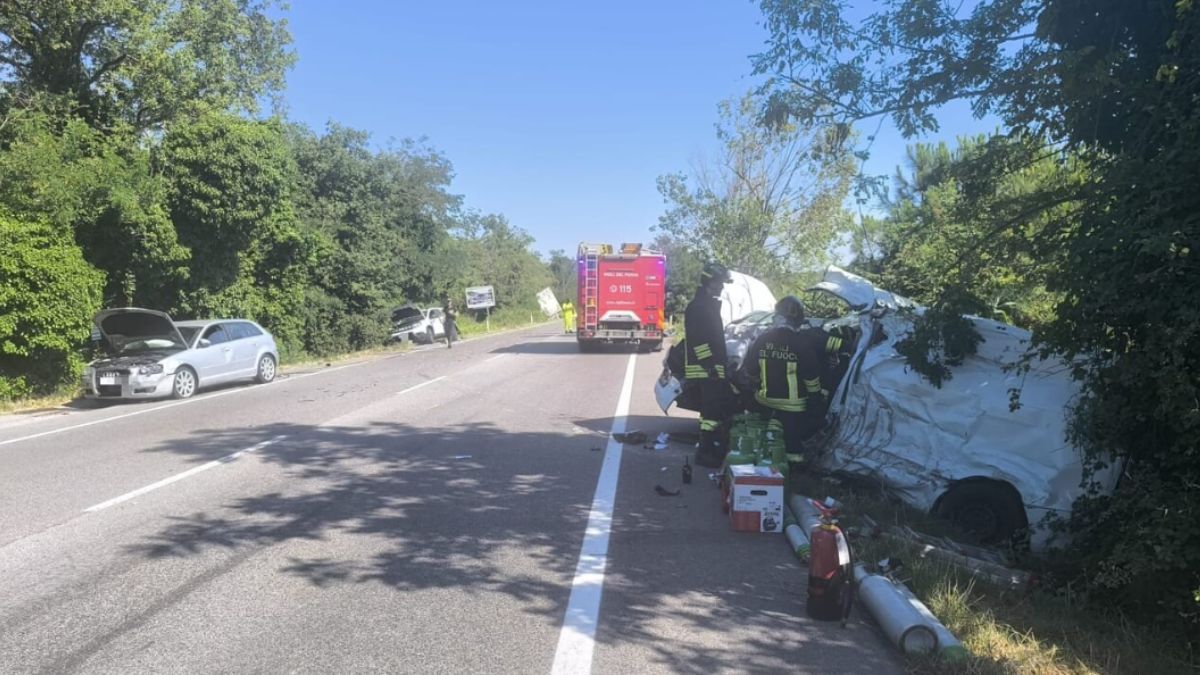 Terribile schianto tra camion e cinque mezzi, bilancio pesantissimo Terribile schianto tra camion e cinque mezzi, bilancio pesantissimo
