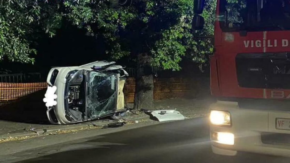 Incidente in minicar, quattro giovani estratti dalle lamiere: le loro condizioni Incidente in minicar, quattro giovani estratti dalle lamiere: le loro condizioni