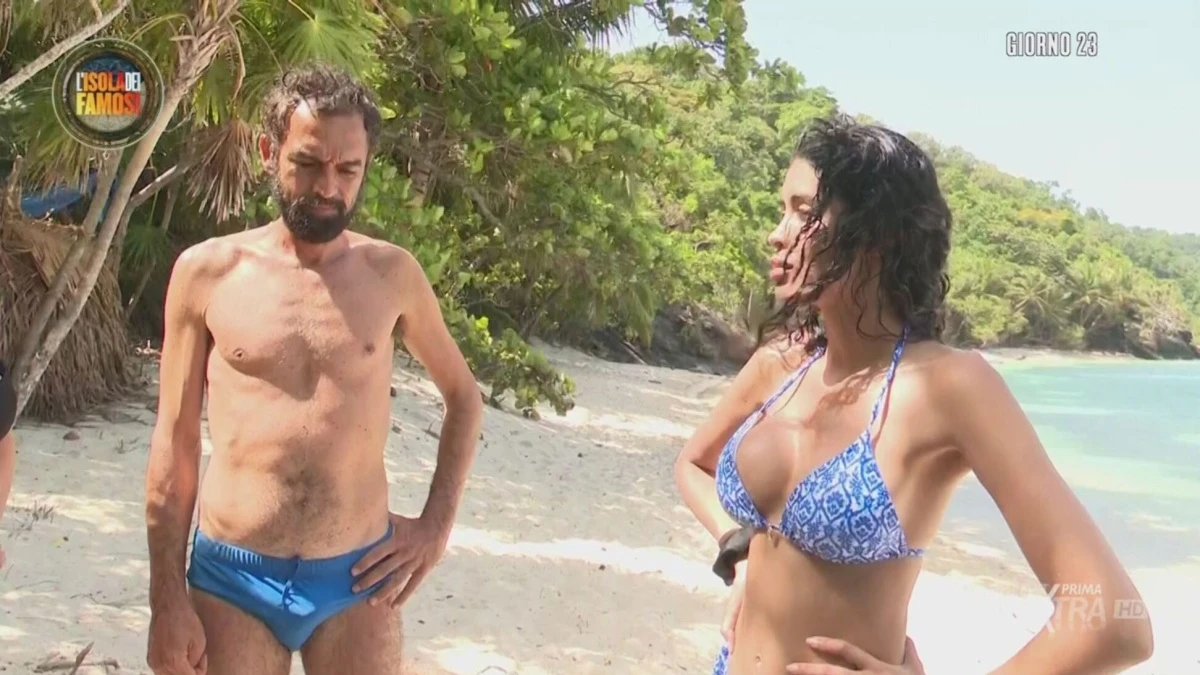 Caos all’Isola dei Famosi: Dino e Ahlam sull’ultima spiaggia tra scintille e malumori Caos all’Isola dei Famosi: Dino e Ahlam sull’ultima spiaggia tra scintille e malumori