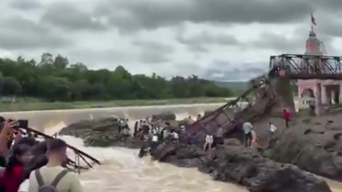 Il ponte crolla sotto i piedi di centinaia di turisti: morti e dispersi Il ponte crolla sotto i piedi di centinaia di turisti: morti e dispersi