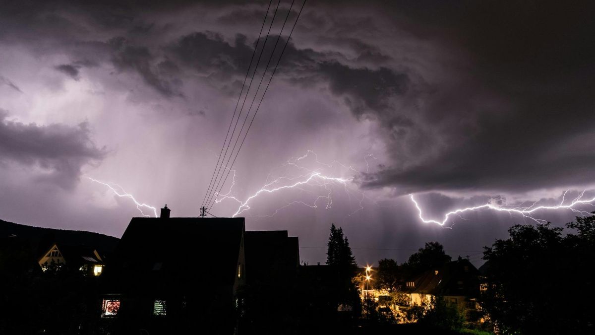 Meteo, addio al caldo: temporali e crollo delle temperature fino a 15 gradi Meteo, addio al caldo: temporali e crollo delle temperature fino a 15 gradi
