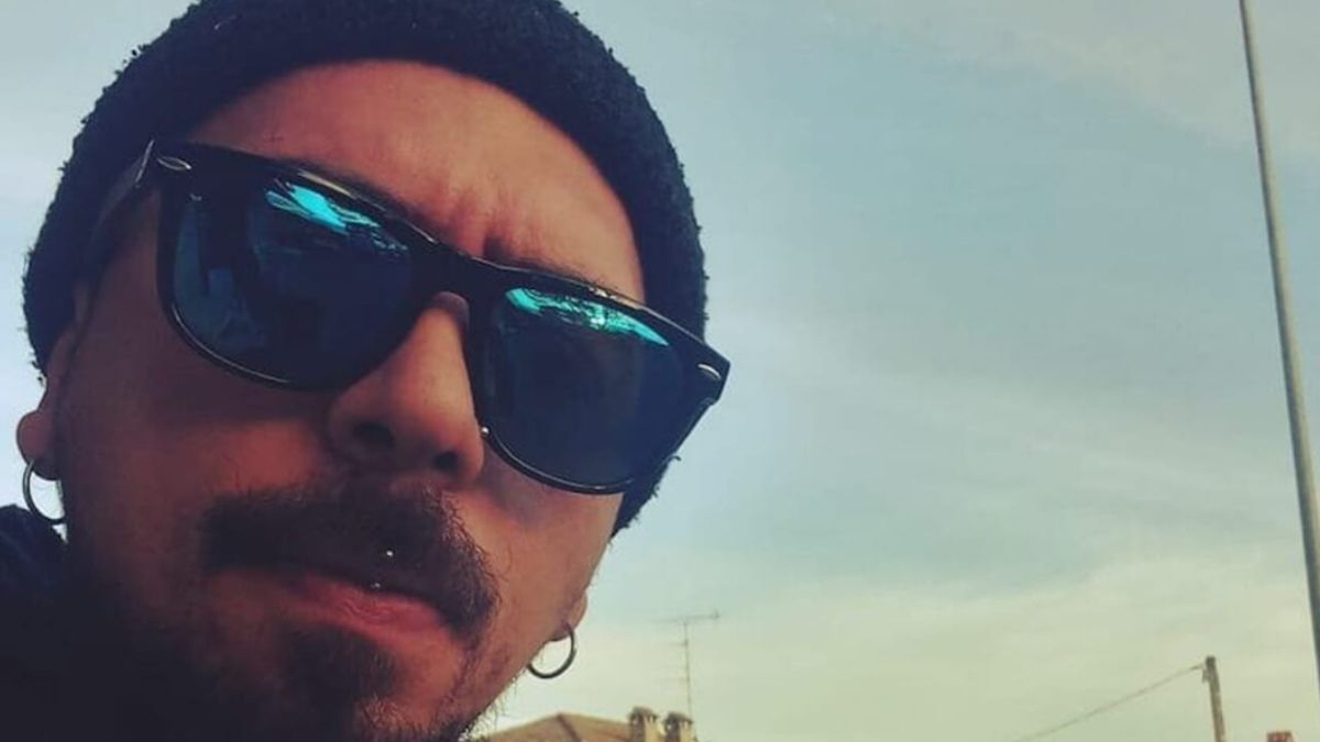tragedia in autostrada muore il cantante italiano l auto finisce contro il guardrail