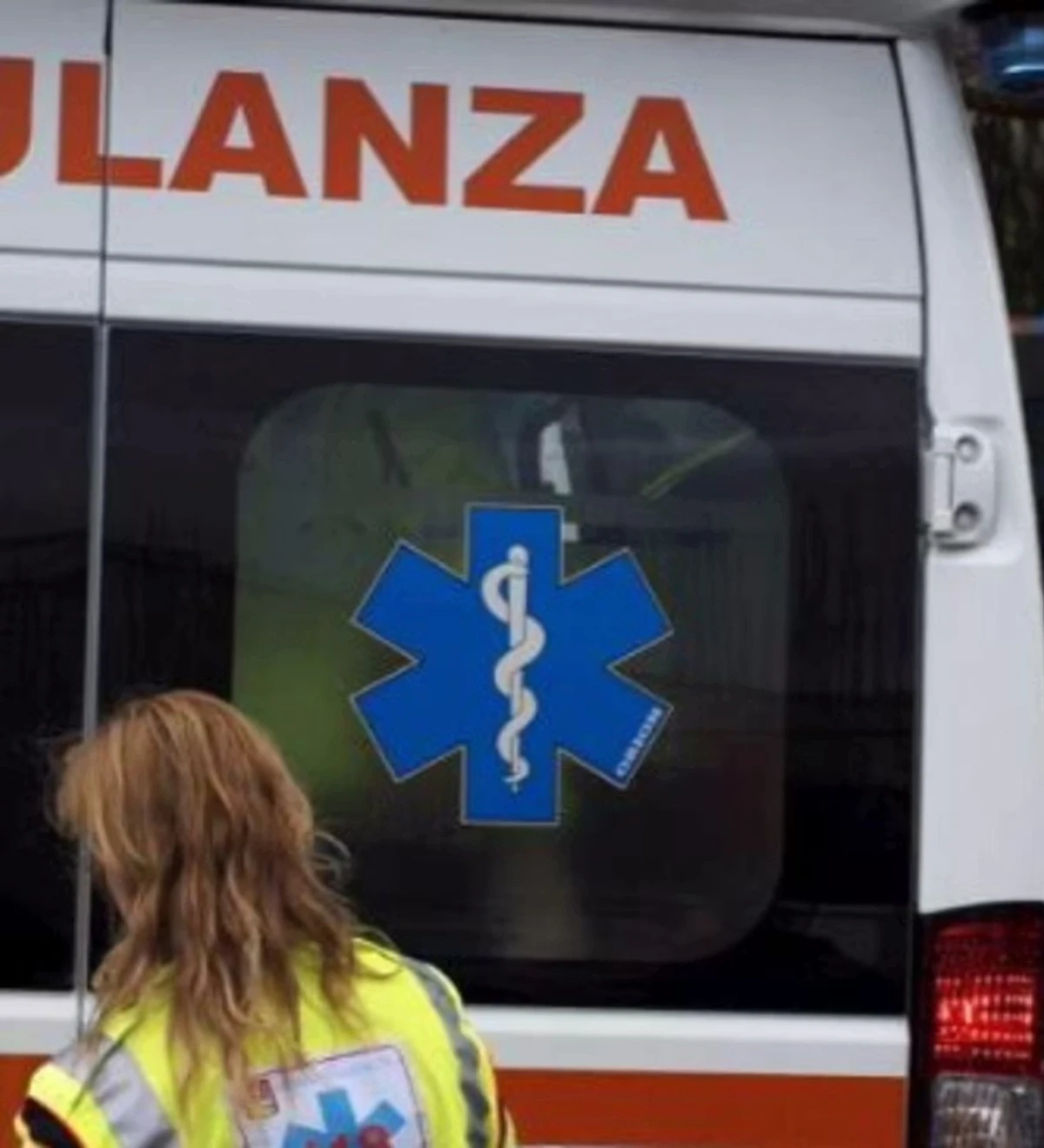 papà picchia mamma bimba chiama 118