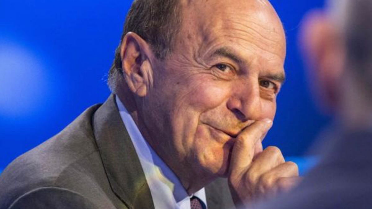 Referendum, scoppia la bufera su Bersani: il gesto indigna Referendum, scoppia la bufera su Bersani: il gesto indigna