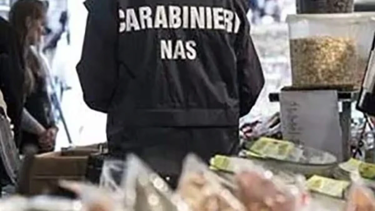 Napoli, il ristorante del famoso influencer nei guai: multe e sequestri Napoli, il ristorante del famoso influencer nei guai: multe e sequestri