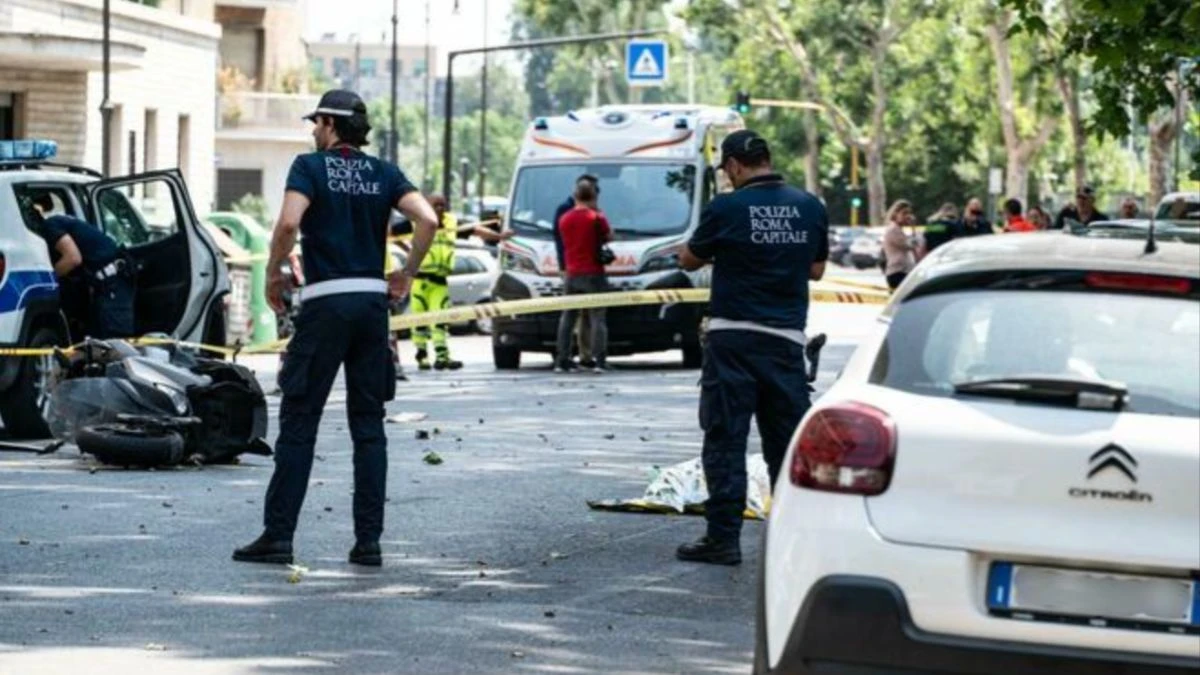 Minivan contro scooter, terribile: chi muore nell’impatto Minivan contro scooter, terribile: chi muore nell’impatto