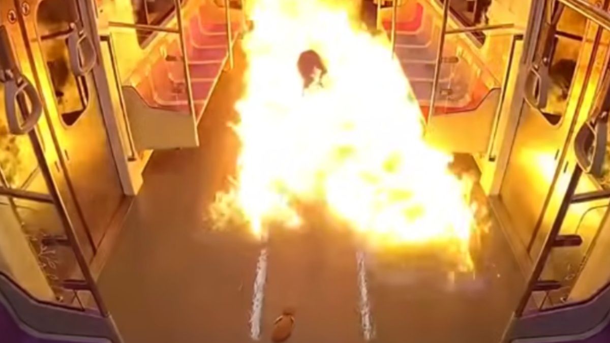 Va in metro e dà fuoco al vagone pieno di gente: panico totale (VIDEO) Va in metro e dà fuoco al vagone pieno di gente: panico totale (VIDEO)