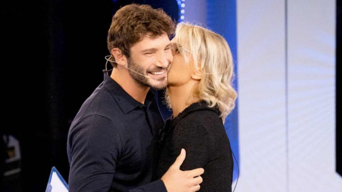 Stefano De Martino, il retroscena su “Amici” e la confessione su Maria De Filippi Stefano De Martino, il retroscena su “Amici” e la confessione su Maria De Filippi