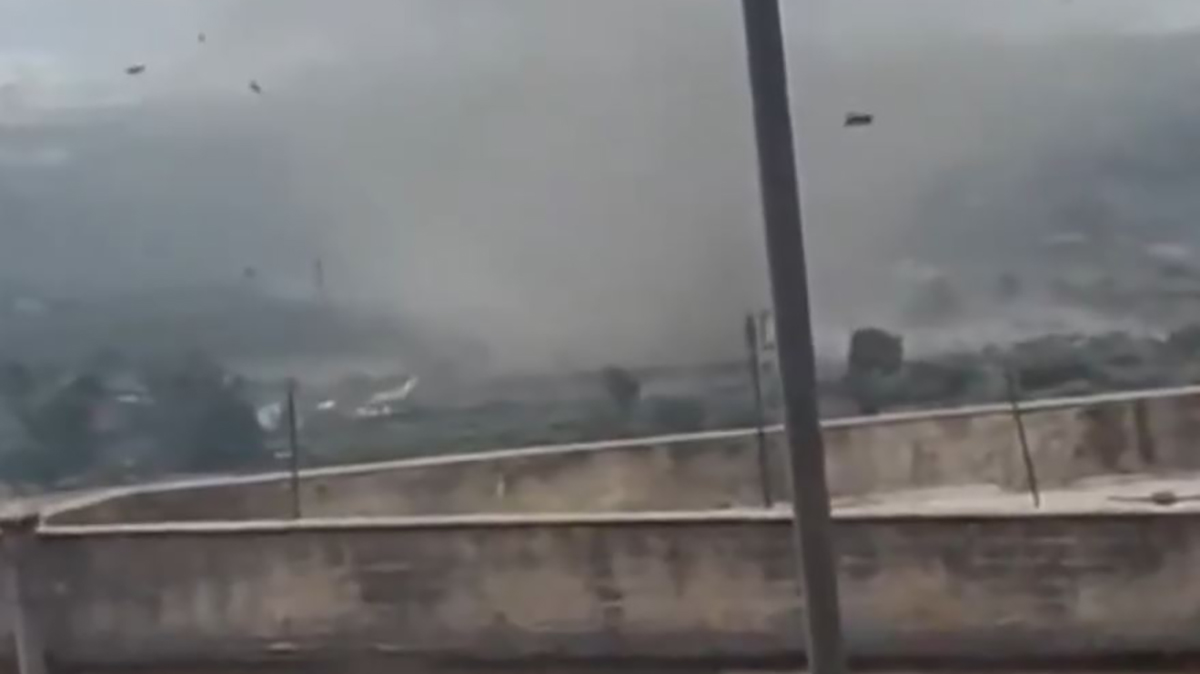 Meteo, tromba d’aria devasta tutto: danni ovunque (VIDEO) Meteo, tromba d’aria devasta tutto: danni ovunque (VIDEO)