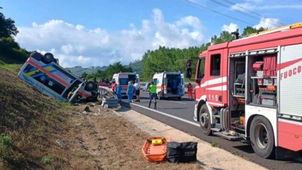 incidente in autostrada ambulanza si ribalta sulla carreggiata la situazione